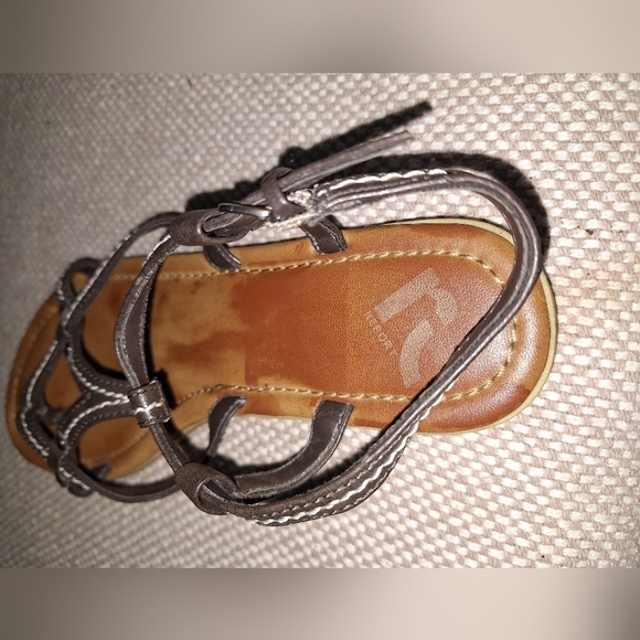 A pair of Report strappy sandals in a size 7. Pre-loved and in good cond… - Picture 6 of 9